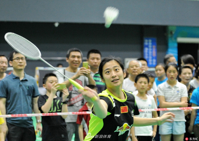 羽毛球前美女国手表演杀球入瓜技惊四座