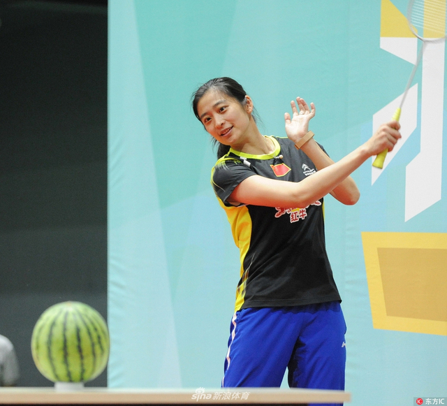 羽毛球前美女国手表演杀球入瓜技惊四座