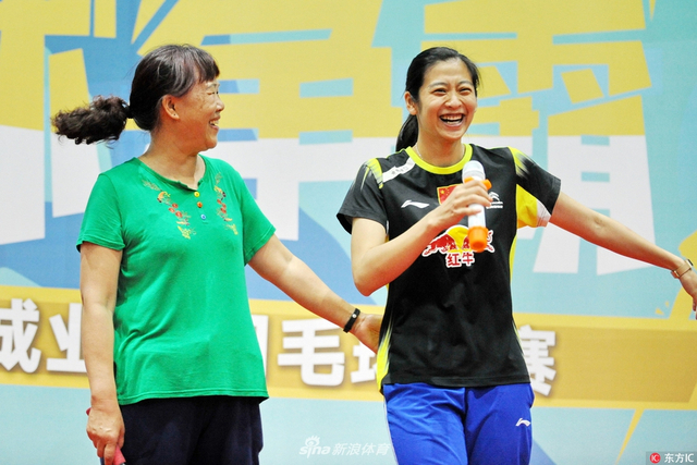 羽毛球前美女国手表演杀球入瓜技惊四座