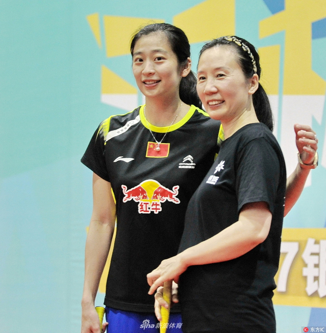 羽毛球前美女国手表演杀球入瓜技惊四座