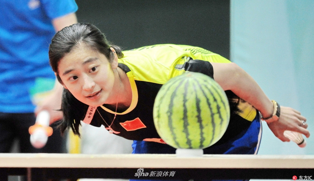 羽毛球前美女国手表演杀球入瓜技惊四座