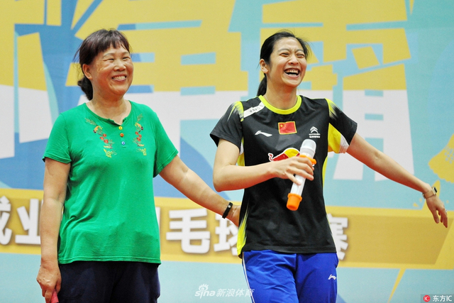 羽毛球前美女国手表演杀球入瓜技惊四座