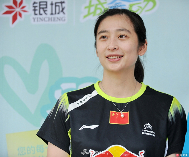 羽毛球前美女国手表演杀球入瓜技惊四座