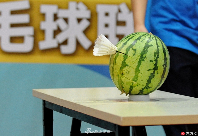 羽毛球前美女国手表演杀球入瓜技惊四座