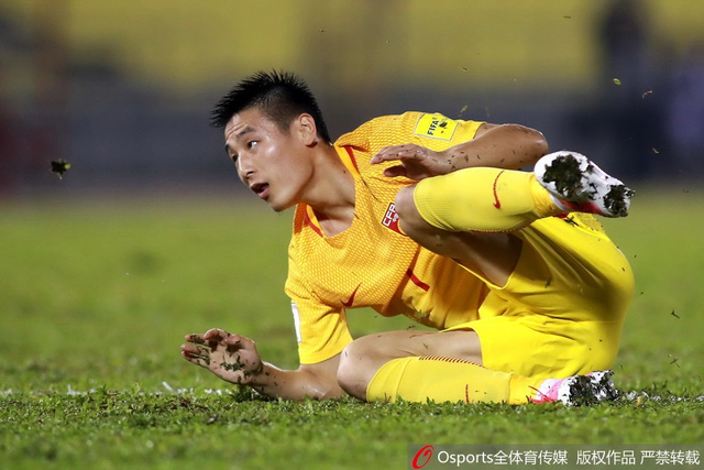 武磊倒地