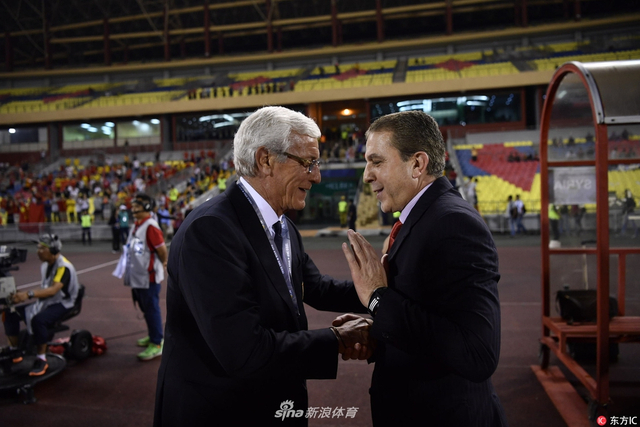 双方主教练赛前握手