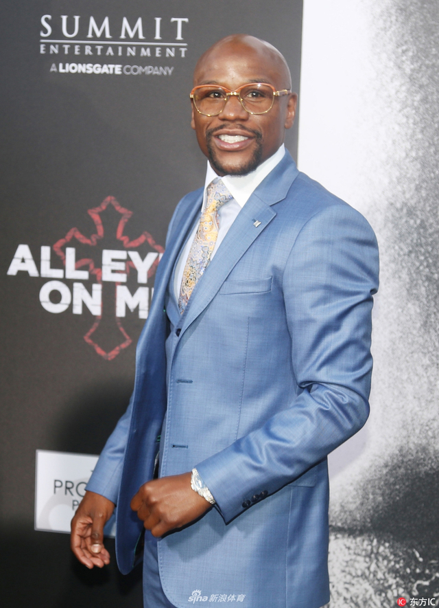 梅威瑟一身蓝色西装亮相首映礼