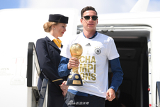 德国队携联合会杯冠军回国捧奖杯美滋滋