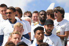 德国队携联合会杯冠军回国捧奖杯美滋滋