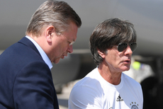 德国队携联合会杯冠军回国捧奖杯美滋滋