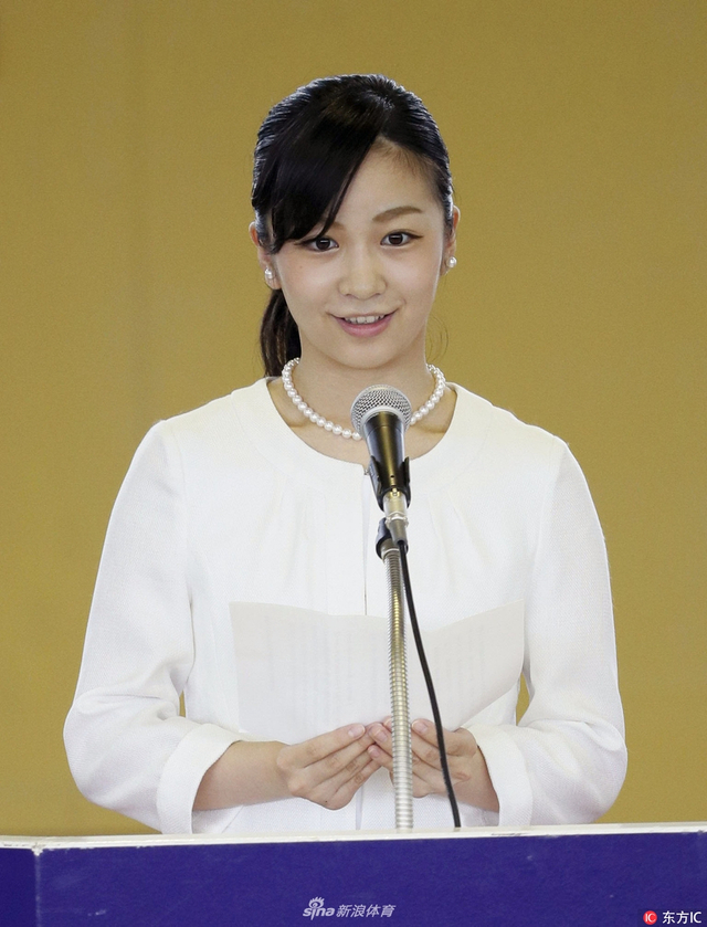 日本佳子公主出席马术比赛开幕式白衣蓝裙