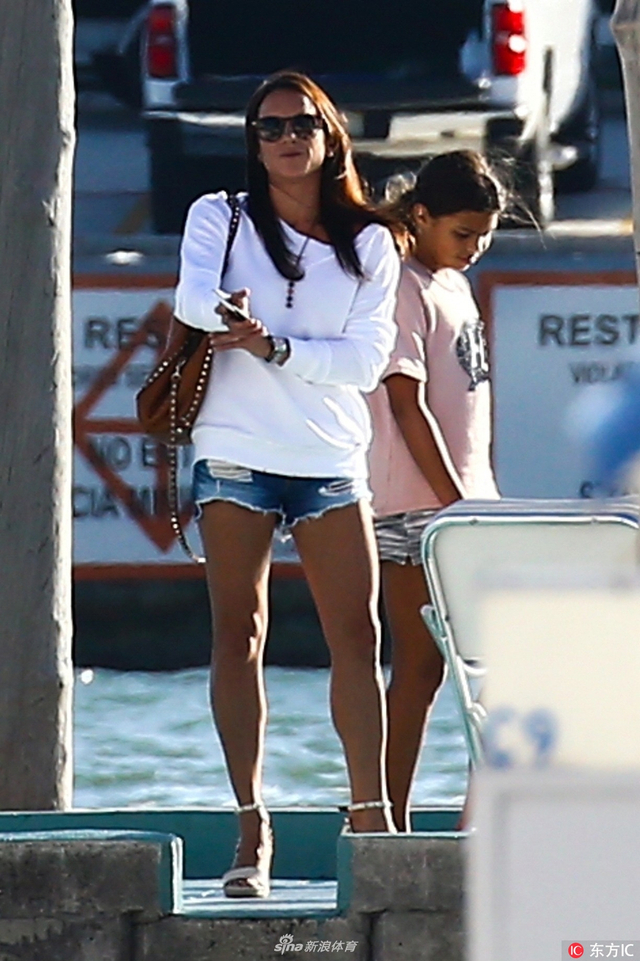 慈父的日常！伍兹带一双儿女外出