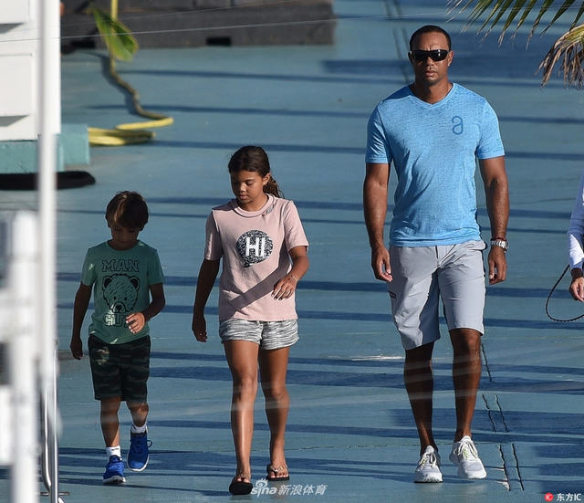 慈父的日常！伍兹带一双儿女外出