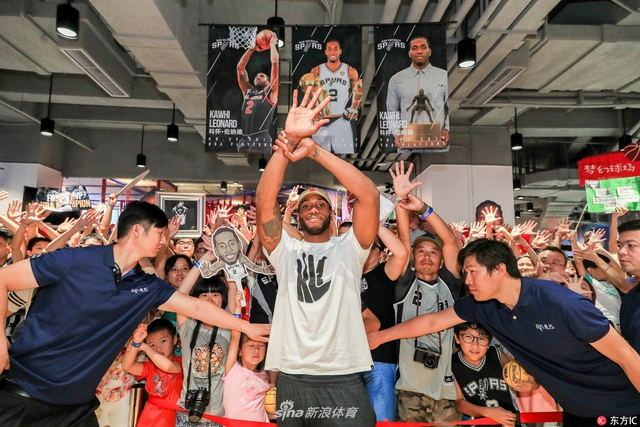 莱昂纳德中国行上海站与球迷互动