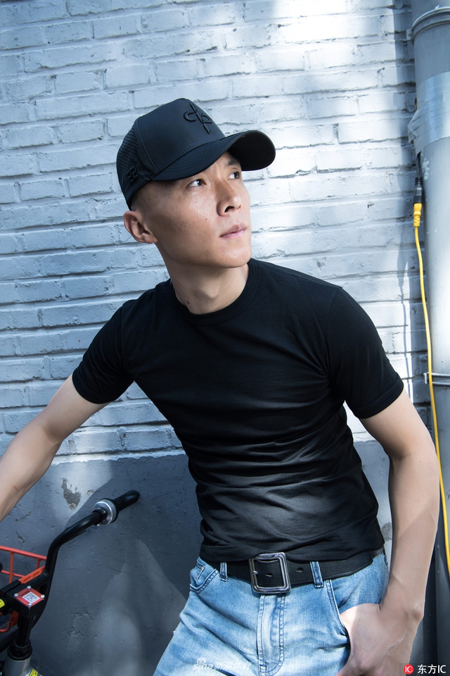 于大宝个人写真胡同马褂尽显老北京风味