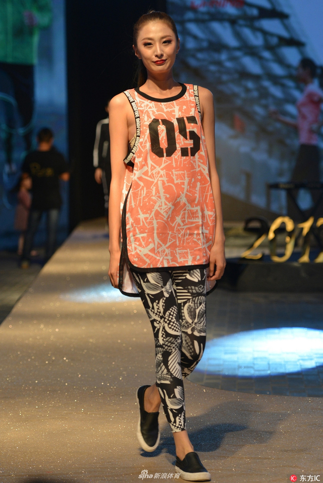 靓丽模特健身运动装t台走秀大秀傲人身姿