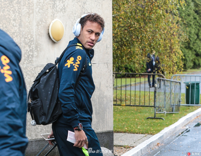 巴西队离开酒店内马尔受球迷热捧