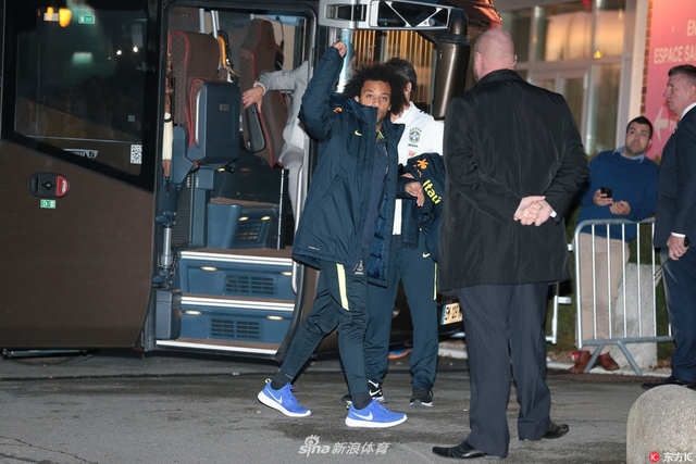 巴西队离开酒店内马尔受球迷热捧