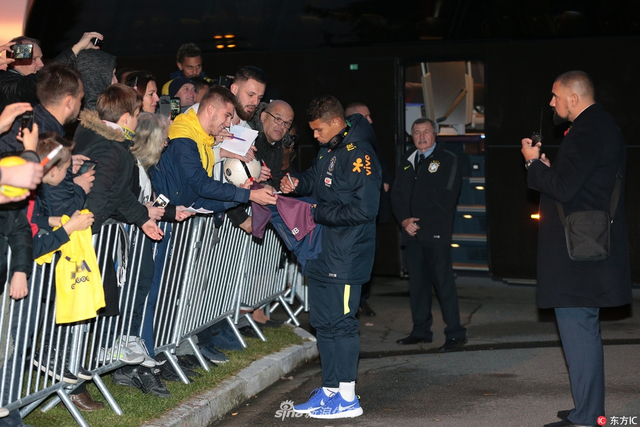 巴西队离开酒店内马尔受球迷热捧