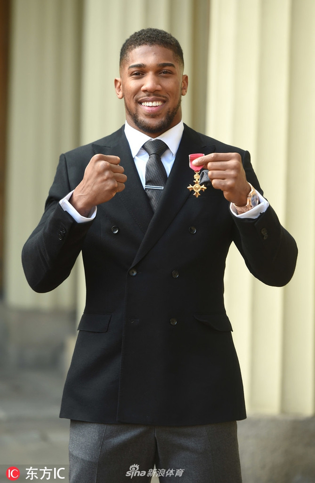 安东尼-约书亚现身白金汉宫 获颁obe勋章