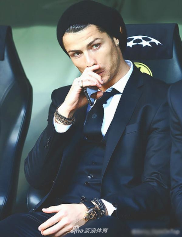 15           c罗穿着一身亮妮三件套礼服去看比赛,调皮的带了顶