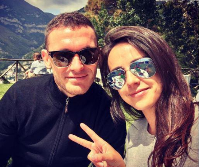 维尔马伦的女友波莉晒出婚纱照,《太阳报》称他们终于要结婚