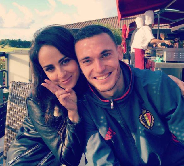 维尔马伦的女友波莉晒出婚纱照,《太阳报》称他们终于要结婚