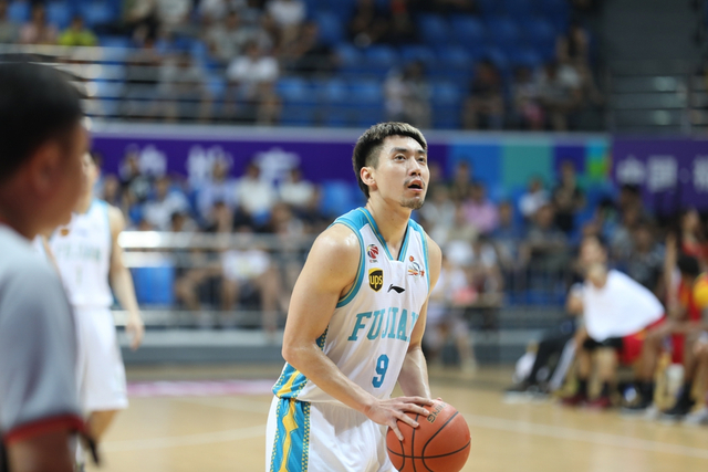 在今晚的揭幕战上,由赵泰隆周启新领衔的福建队经过四节激战以96比89