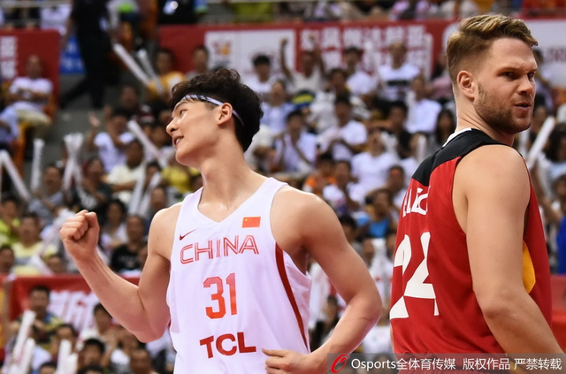 王哲林庆祝进球