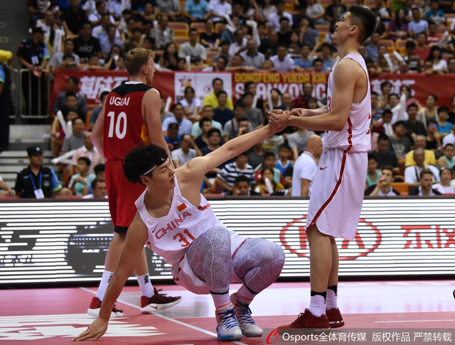 阿不都将王哲林拉起