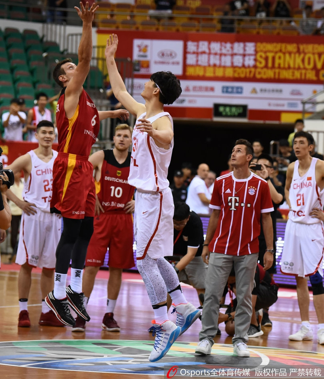 克洛泽为本场比赛开球