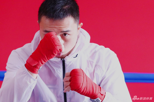 4/2212月7日,wba世界拳王徐灿抽空到位于上海小南门的hook搏击俱乐部