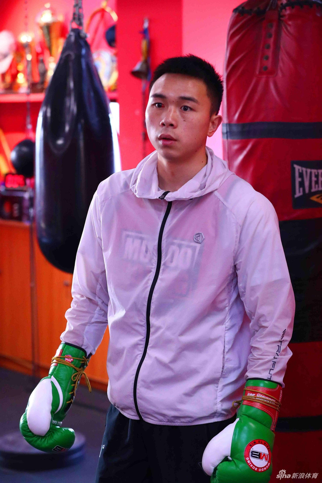 19/2212月7日,wba世界拳王徐灿抽空到位于上海小南门的hook搏击俱乐部