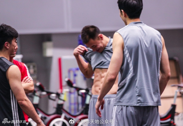 前中国男排国手升级当爸