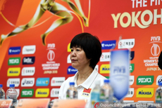 郎平携中国女排队员出席发布会