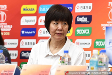 郎平携中国女排队员出席发布会