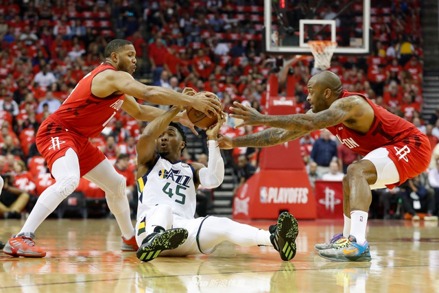 米切尔被火箭两人包夹