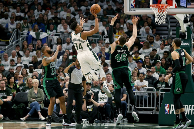 字母哥强攻篮下