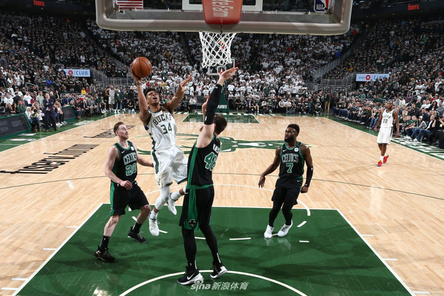 字母哥篮下进攻