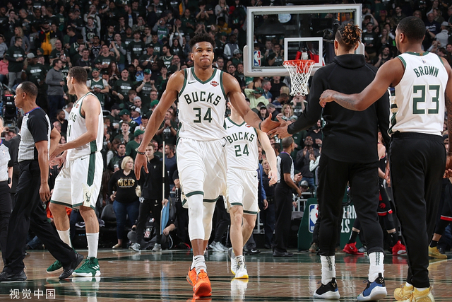 字母哥与队友击掌