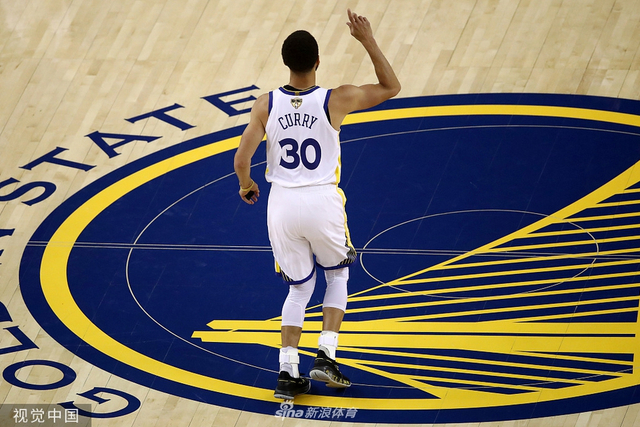 库里站在勇士的logo上