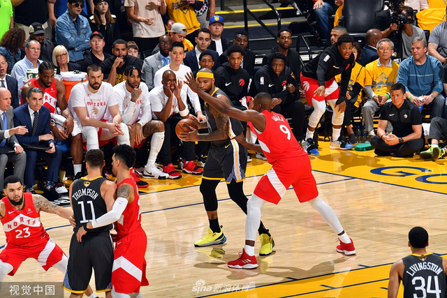 考辛斯背身面对伊巴卡