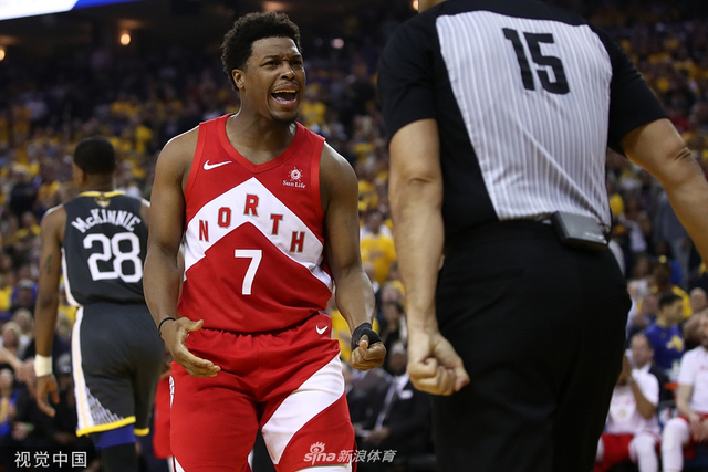 洛瑞与裁判交流