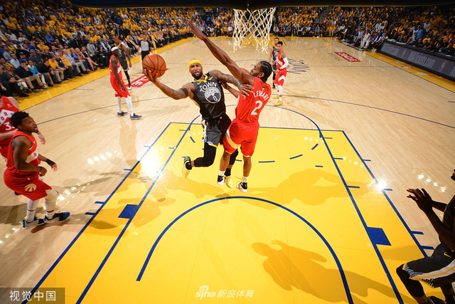 考辛斯冲击篮筐