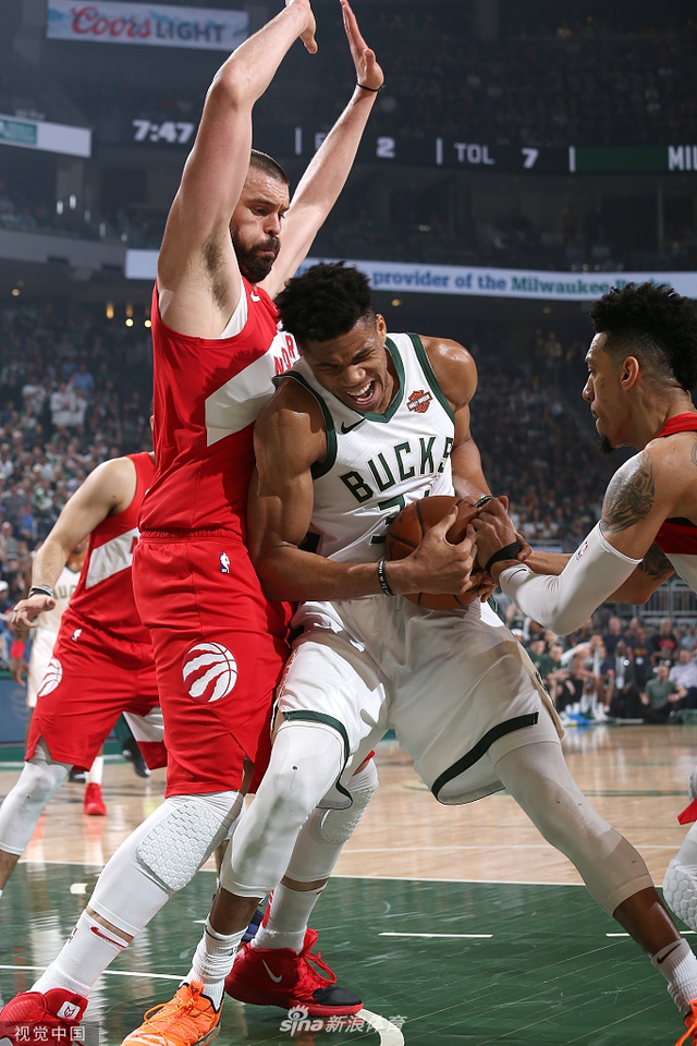 字母哥篮下强打小加索尔