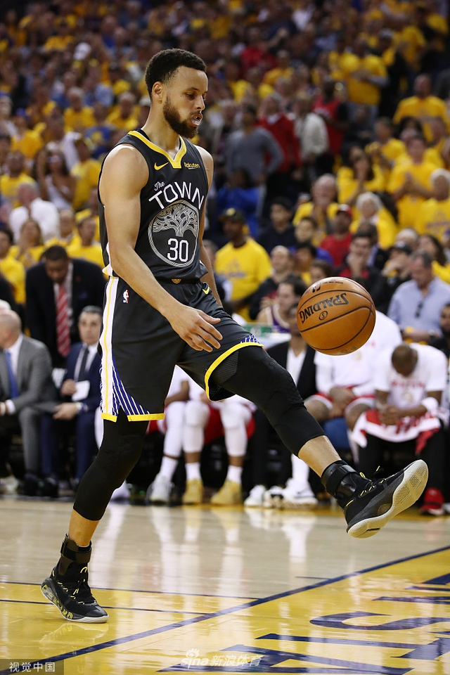 库里死球期间秀足球功底