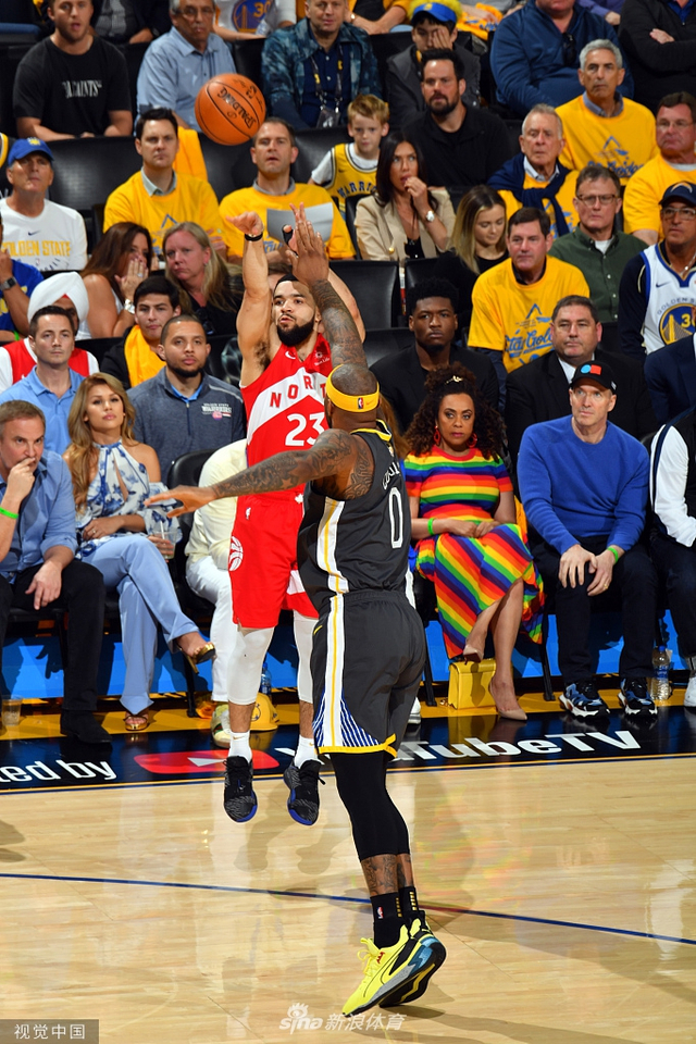 范弗里特迎着考辛斯出手三分