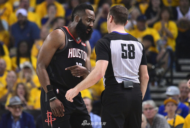 哈登与裁判交流