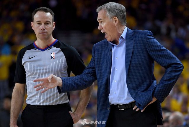 德安东尼与裁判交流