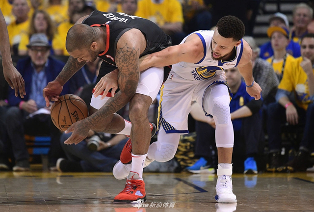 库里与塔克争抢